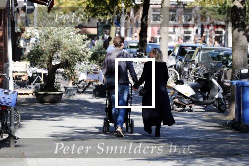 Amsterdam 27 september 2018
Eva Jinek en haar vriend Dexter gaan voor het eerst wandelen met hun zoon Pax.