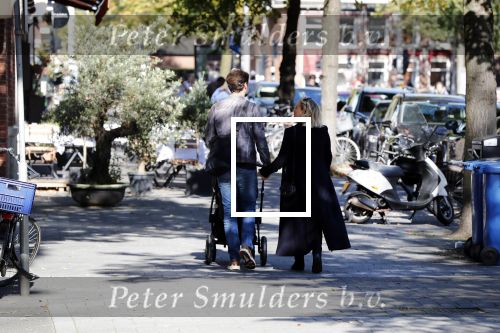 Amsterdam 27 september 2018
Eva Jinek en haar vriend Dexter gaan voor het eerst wandelen met hun zoon Pax.