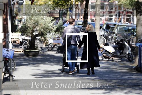 Amsterdam 27 september 2018
Eva Jinek en haar vriend Dexter gaan voor het eerst wandelen met hun zoon Pax.