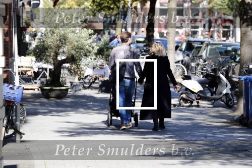 Amsterdam 27 september 2018
Eva Jinek en haar vriend Dexter gaan voor het eerst wandelen met hun zoon Pax.