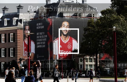 Amsterdam 20 september 2018
Grote reclame abri op pandmuseumplein  van Hakim Ziyech en Matthijs de Ligt