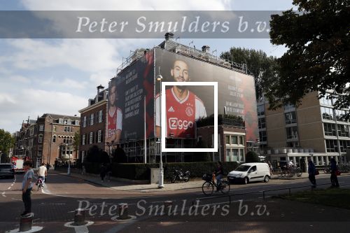 Amsterdam 20 september 2018
Grote reclame abri op pandmuseumplein  van Hakim Ziyech en Matthijs de Ligt