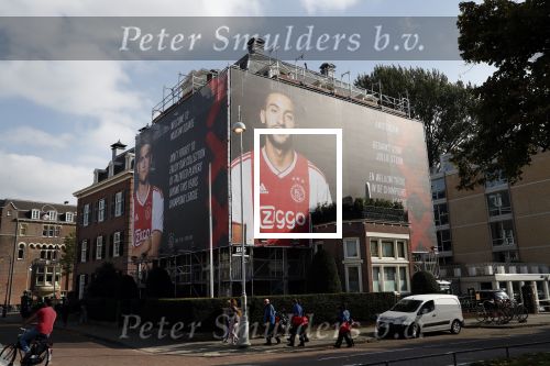 Amsterdam 20 september 2018
Grote reclame abri op pandmuseumplein  van Hakim Ziyech en Matthijs de Ligt
