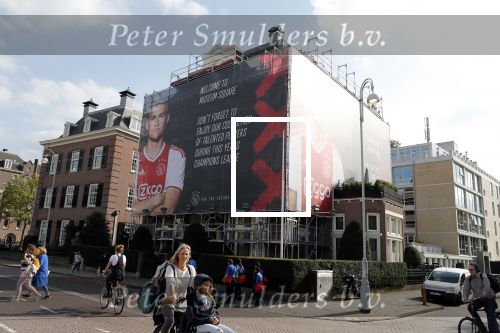 Amsterdam 20 september 2018
Grote reclame abri op pandmuseumplein  van Hakim Ziyech en Matthijs de Ligt