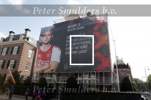 Amsterdam 20 september 2018
Grote reclame abri op pandmuseumplein  van Hakim Ziyech en Matthijs de Ligt