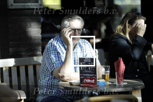 Amsterdam 17 september 2018
Hans v d Togt geniet van sigaretje bitterballen en een biertje op terras.