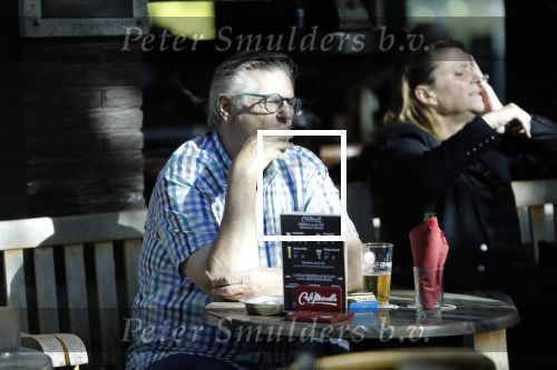 Amsterdam 17 september 2018
Hans v d Togt geniet van sigaretje bitterballen en een biertje op terras.