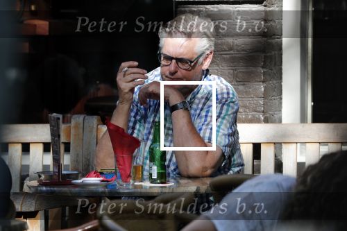 Amsterdam 17 september 2018
Hans v d Togt geniet van sigaretje bitterballen en een biertje op terras.