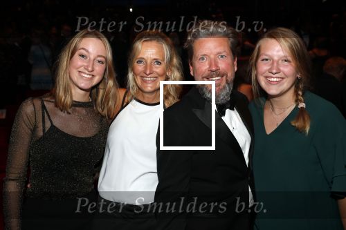 Utrecht 23 september 2018
Premiere Mamma Mia in beatrixtheater. Hoofdrollen zijn er voor Antje Monteiro Jolijn Henneman Sophia Wezer Hilke Bierman Dieter Troubleyn Emiel de Jong en Soy Kroon. Henkjan Smits met vrouw en dochters