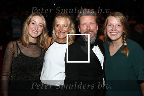 Utrecht 23 september 2018
Premiere Mamma Mia in beatrixtheater. Hoofdrollen zijn er voor Antje Monteiro Jolijn Henneman Sophia Wezer Hilke Bierman Dieter Troubleyn Emiel de Jong en Soy Kroon. Henkjan Smits met vrouw en dochters
