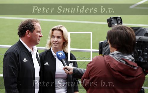 Amsterdam 11 september 2018
Het volledige team van hardlopers voor Only Friends bestaat uit tien personen: zanger Robert Leroy, chef-kok Ramon Beuk, ex-voetbalster Anouk Hoogendijk, eSporter Koen Weijland, Carlos Platier (judoka en winnaar Expeditie Robinson 2017), JoÃ«lle Witschge (deelneemster Expeditie Robinson), huisarts/schrijver/vlogger Rutger Verhoeff, social media influencer Jamie de Boer, Maup van den Berg en Stefan Valk. Ze gaan de marathon van New York lopen.