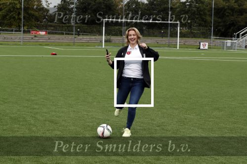 Amsterdam 11 september 2018
Het volledige team van hardlopers voor Only Friends bestaat uit tien personen: zanger Robert Leroy, chef-kok Ramon Beuk, ex-voetbalster Anouk Hoogendijk, eSporter Koen Weijland, Carlos Platier (judoka en winnaar Expeditie Robinson 2017), JoÃ«lle Witschge (deelneemster Expeditie Robinson), huisarts/schrijver/vlogger Rutger Verhoeff, social media influencer Jamie de Boer, Maup van den Berg en Stefan Valk. Ze gaan de marathon van New York lopen.