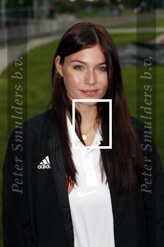 Amsterdam 11 september 2018
Het volledige team van hardlopers voor Only Friends bestaat uit tien personen: zanger Robert Leroy, chef-kok Ramon Beuk, ex-voetbalster Anouk Hoogendijk, eSporter Koen Weijland, Carlos Platier (judoka en winnaar Expeditie Robinson 2017), JoÃ«lle Witschge (deelneemster Expeditie Robinson), huisarts/schrijver/vlogger Rutger Verhoeff, social media influencer Jamie de Boer, Maup van den Berg en Stefan Valk. Ze gaan de marathon van New York lopen.