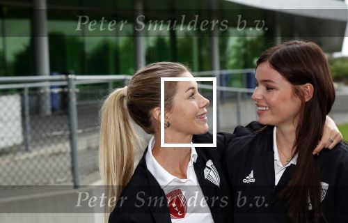 Amsterdam 11 september 2018
Het volledige team van hardlopers voor Only Friends bestaat uit tien personen: zanger Robert Leroy, chef-kok Ramon Beuk, ex-voetbalster Anouk Hoogendijk, eSporter Koen Weijland, Carlos Platier (judoka en winnaar Expeditie Robinson 2017), JoÃ«lle Witschge (deelneemster Expeditie Robinson), huisarts/schrijver/vlogger Rutger Verhoeff, social media influencer Jamie de Boer, Maup van den Berg en Stefan Valk. Ze gaan de marathon van New York lopen.