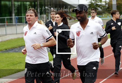 Amsterdam 11 september 2018
Het volledige team van hardlopers voor Only Friends bestaat uit tien personen: zanger Robert Leroy, chef-kok Ramon Beuk, ex-voetbalster Anouk Hoogendijk, eSporter Koen Weijland, Carlos Platier (judoka en winnaar Expeditie Robinson 2017), JoÃ«lle Witschge (deelneemster Expeditie Robinson), huisarts/schrijver/vlogger Rutger Verhoeff, social media influencer Jamie de Boer, Maup van den Berg en Stefan Valk. Ze gaan de marathon van New York lopen.