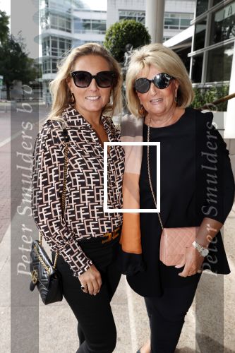 Amsterdam 16 september 2018
45 jaar Sheila de Vries in het Hilton. Kitty Leeser met Ghyta Bijlsma
