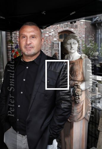 Etten Leur 21 september 2018
Patricia Paay verkoopt in winkels sjans in Etten Leur oude kleding tassen en schoenen van haar zelf.. Klaas Otto was er ook.