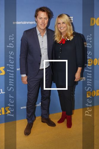 Amsterdam 17 september 2018
Premiere Doris in Tuschinski. De cast bestaat uit oa Tjitske Reidinga Guy Clemens Bracha v Doesburgh Tanik Moree Peter Blok . Linda de Mol kwam met partner Jeroen Rietbergen