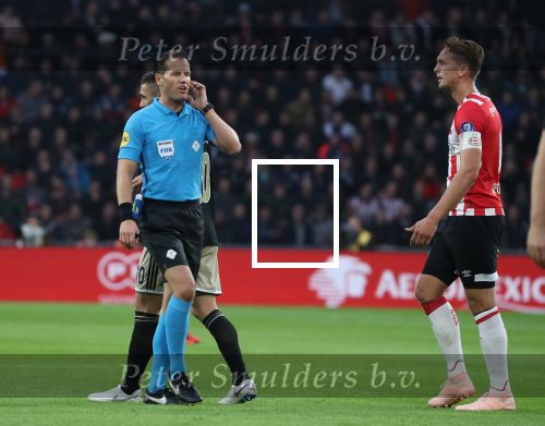 Eindhoven, 23 September 2018 PSV-AJAX Kompetitie, Seizoen 2018-2019 Eindstand 3-0
Luuk de Jong en Danny Makkelie