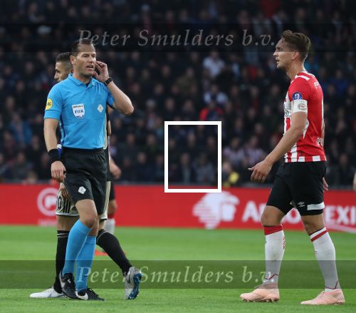 Eindhoven, 23 September 2018 PSV-AJAX Kompetitie, Seizoen 2018-2019 Eindstand 3-0
Luuk de Jong en Danny Makkelie