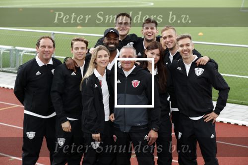 Amsterdam 11 september 2018
Het volledige team van hardlopers voor Only Friends bestaat uit tien personen: zanger Robert Leroy, chef-kok Ramon Beuk, ex-voetbalster Anouk Hoogendijk, eSporter Koen Weijland, Carlos Platier (judoka en winnaar Expeditie Robinson 2017), JoÃ«lle Witschge (deelneemster Expeditie Robinson), huisarts/schrijver/vlogger Rutger Verhoeff, social media influencer Jamie de Boer, Maup van den Berg en Stefan Valk. Ze gaan de marathon van New York lopen.