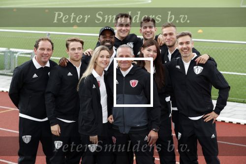 Amsterdam 11 september 2018
Het volledige team van hardlopers voor Only Friends bestaat uit tien personen: zanger Robert Leroy, chef-kok Ramon Beuk, ex-voetbalster Anouk Hoogendijk, eSporter Koen Weijland, Carlos Platier (judoka en winnaar Expeditie Robinson 2017), JoÃ«lle Witschge (deelneemster Expeditie Robinson), huisarts/schrijver/vlogger Rutger Verhoeff, social media influencer Jamie de Boer, Maup van den Berg en Stefan Valk. Ze gaan de marathon van New York lopen.