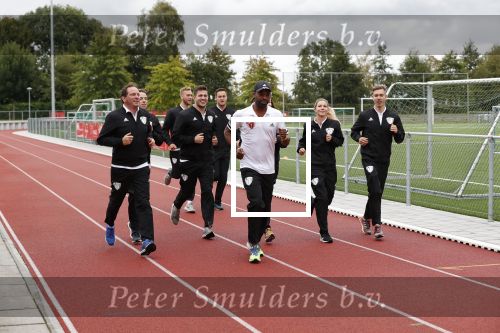 Amsterdam 11 september 2018
Het volledige team van hardlopers voor Only Friends bestaat uit tien personen: zanger Robert Leroy, chef-kok Ramon Beuk, ex-voetbalster Anouk Hoogendijk, eSporter Koen Weijland, Carlos Platier (judoka en winnaar Expeditie Robinson 2017), JoÃ«lle Witschge (deelneemster Expeditie Robinson), huisarts/schrijver/vlogger Rutger Verhoeff, social media influencer Jamie de Boer, Maup van den Berg en Stefan Valk. Ze gaan de marathon van New York lopen.