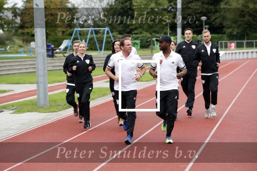 Amsterdam 11 september 2018
Het volledige team van hardlopers voor Only Friends bestaat uit tien personen: zanger Robert Leroy, chef-kok Ramon Beuk, ex-voetbalster Anouk Hoogendijk, eSporter Koen Weijland, Carlos Platier (judoka en winnaar Expeditie Robinson 2017), JoÃ«lle Witschge (deelneemster Expeditie Robinson), huisarts/schrijver/vlogger Rutger Verhoeff, social media influencer Jamie de Boer, Maup van den Berg en Stefan Valk. Ze gaan de marathon van New York lopen.