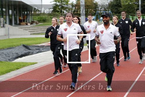 Amsterdam 11 september 2018
Het volledige team van hardlopers voor Only Friends bestaat uit tien personen: zanger Robert Leroy, chef-kok Ramon Beuk, ex-voetbalster Anouk Hoogendijk, eSporter Koen Weijland, Carlos Platier (judoka en winnaar Expeditie Robinson 2017), JoÃ«lle Witschge (deelneemster Expeditie Robinson), huisarts/schrijver/vlogger Rutger Verhoeff, social media influencer Jamie de Boer, Maup van den Berg en Stefan Valk. Ze gaan de marathon van New York lopen.