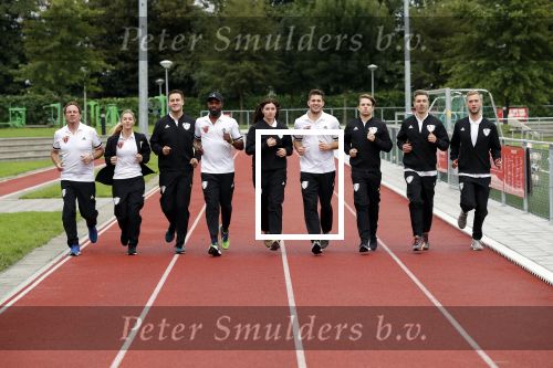 Amsterdam 11 september 2018
Het volledige team van hardlopers voor Only Friends bestaat uit tien personen: zanger Robert Leroy, chef-kok Ramon Beuk, ex-voetbalster Anouk Hoogendijk, eSporter Koen Weijland, Carlos Platier (judoka en winnaar Expeditie Robinson 2017), JoÃ«lle Witschge (deelneemster Expeditie Robinson), huisarts/schrijver/vlogger Rutger Verhoeff, social media influencer Jamie de Boer, Maup van den Berg en Stefan Valk. Ze gaan de marathon van New York lopen.
