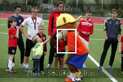 Amsterdam 11 september 2018
Het volledige team van hardlopers voor Only Friends bestaat uit tien personen: zanger Robert Leroy, chef-kok Ramon Beuk, ex-voetbalster Anouk Hoogendijk, eSporter Koen Weijland, Carlos Platier (judoka en winnaar Expeditie Robinson 2017), JoÃ«lle Witschge (deelneemster Expeditie Robinson), huisarts/schrijver/vlogger Rutger Verhoeff, social media influencer Jamie de Boer, Maup van den Berg en Stefan Valk. Ze gaan de marathon van New York lopen.