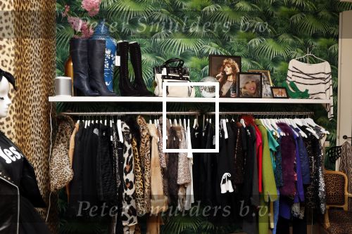 Etten Leur 21 september 2018
Patricia Paay verkoopt in winkels sjans in Etten Leur oude kleding tassen en schoenen van haar zelf.