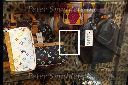 Etten Leur 21 september 2018
Patricia Paay verkoopt in winkels sjans in Etten Leur oude kleding tassen en schoenen van haar zelf.