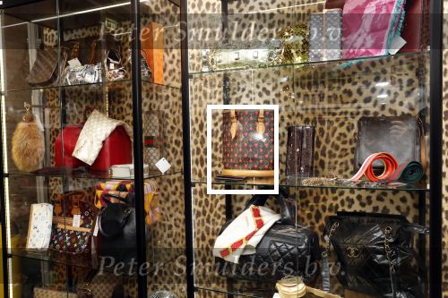 Etten Leur 21 september 2018
Patricia Paay verkoopt in winkels sjans in Etten Leur oude kleding tassen en schoenen van haar zelf.