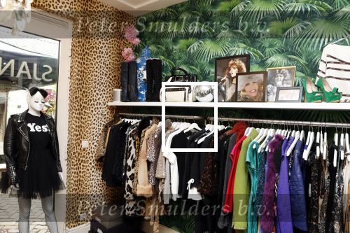 Etten Leur 21 september 2018
Patricia Paay verkoopt in winkels sjans in Etten Leur oude kleding tassen en schoenen van haar zelf.
