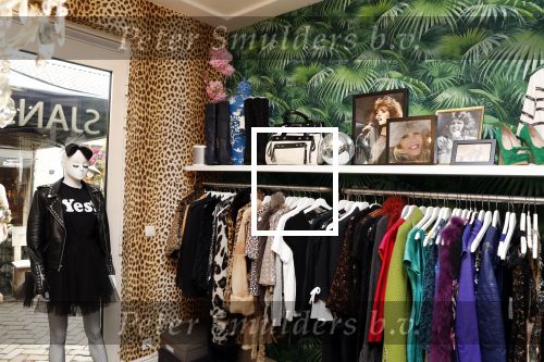 Etten Leur 21 september 2018
Patricia Paay verkoopt in winkels sjans in Etten Leur oude kleding tassen en schoenen van haar zelf.