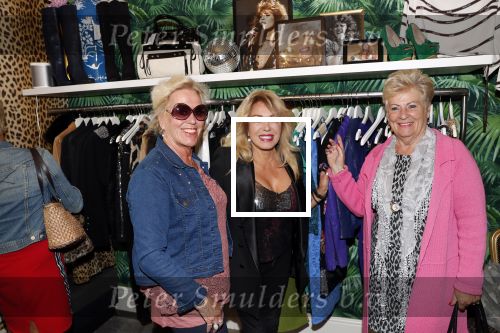 Etten Leur 21 september 2018
Patricia Paay verkoopt in winkels sjans in Etten Leur oude kleding tassen en schoenen van haar zelf.