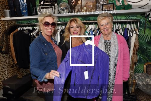 Etten Leur 21 september 2018
Patricia Paay verkoopt in winkels sjans in Etten Leur oude kleding tassen en schoenen van haar zelf.