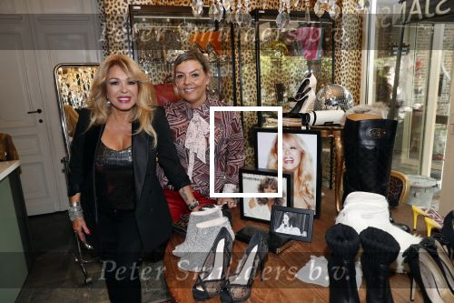 Etten Leur 21 september 2018
Patricia Paay verkoopt in winkels sjans in Etten Leur oude kleding tassen en schoenen van haar zelf.