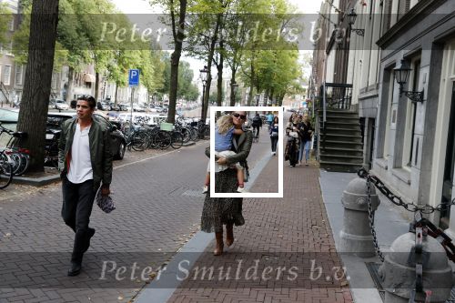 Amsterdam 9 september 2018
Peggy Vrijens met man en dochter op straat in Amsterdam.
