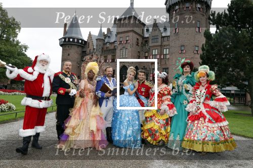 Haarzuilens 12 september 2018
Presentatie cast RTL Kerstshow op kasteel de haar. De cast bestaat uit Carlo Boszhard Buddy Vedder Esmee v Kampen Berget Lewis Pip Pellens Fred v Leer Ger Otte Celinde Schoenmaker en de kerstman.