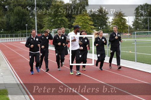 Amsterdam 11 september 2018
Het volledige team van hardlopers voor Only Friends bestaat uit tien personen: zanger Robert Leroy, chef-kok Ramon Beuk, ex-voetbalster Anouk Hoogendijk, eSporter Koen Weijland, Carlos Platier (judoka en winnaar Expeditie Robinson 2017), JoÃ«lle Witschge (deelneemster Expeditie Robinson), huisarts/schrijver/vlogger Rutger Verhoeff, social media influencer Jamie de Boer, Maup van den Berg en Stefan Valk. Ze gaan de marathon van New York lopen.
