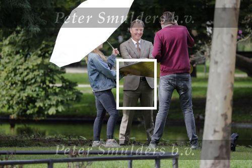 Amsterdam 16 september 2018
Rick Nieman heeft fotoshoot in Vondelpark en poseert daarna met zijn vrouw Sacha de Boer