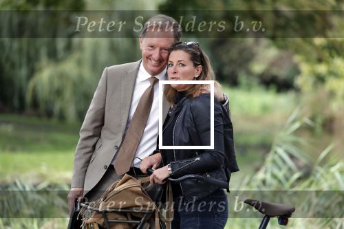 Amsterdam 16 september 2018
Rick Nieman heeft fotoshoot in Vondelpark en poseert daarna met zijn vrouw Sacha de Boer