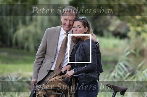 Amsterdam 16 september 2018
Rick Nieman heeft fotoshoot in Vondelpark en poseert daarna met zijn vrouw Sacha de Boer