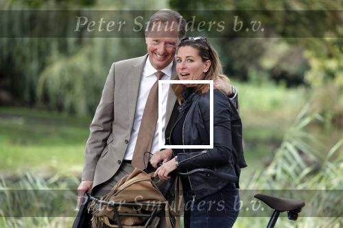 Amsterdam 16 september 2018
Rick Nieman heeft fotoshoot in Vondelpark en poseert daarna met zijn vrouw Sacha de Boer