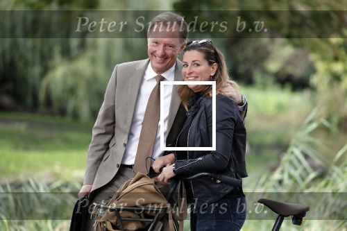 Amsterdam 16 september 2018
Rick Nieman heeft fotoshoot in Vondelpark en poseert daarna met zijn vrouw Sacha de Boer