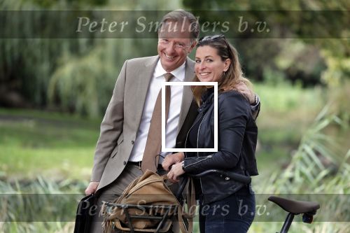 Amsterdam 16 september 2018
Rick Nieman heeft fotoshoot in Vondelpark en poseert daarna met zijn vrouw Sacha de Boer