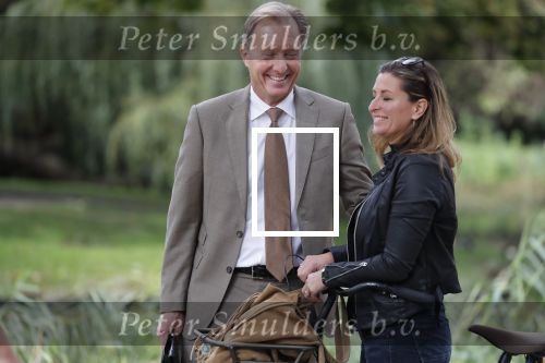 Amsterdam 16 september 2018
Rick Nieman heeft fotoshoot in Vondelpark en poseert daarna met zijn vrouw Sacha de Boer