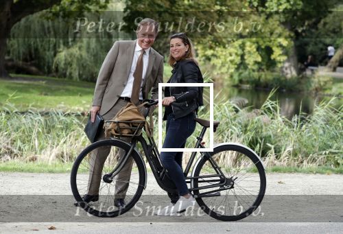 Amsterdam 16 september 2018
Rick Nieman heeft fotoshoot in Vondelpark en poseert daarna met zijn vrouw Sacha de Boer